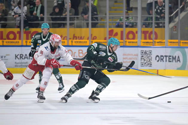 Bastian Eckl (Bietigheim Steelers), No. 71, battling for the puck against Julian Kornelli (EC Bad Nauheim), No. 10; Bietigheim Steelers vs. EC Bad Nauheim, ice hockey, DEL 2, Game 7 of the regular season, 2026–2027 season, October 9, 2026, Bietigheim Steelers vs. EC Bad Nauheim, ice hockey, DEL 2, 7th regular-season game, 2026–2027 season, October 9, 2026, Bietigheim Copyright: xEibner-Pressefotox EP_TBR
