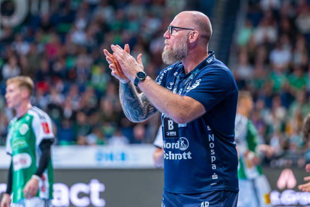 Aleö Pajovic, SG Flensburg Handewitt, coach (left), TSV Hannover Burgdorf (green) vs. SG Flensburg Handewitt (blue) on Matchday 8 of the 2026–2027 season in the Opel Handball Bundesliga on October 9, 2026, ZAG Arena Hannover, GER, Copyright: xJanxGuentherx xTSVxHannover-Burgdorfx