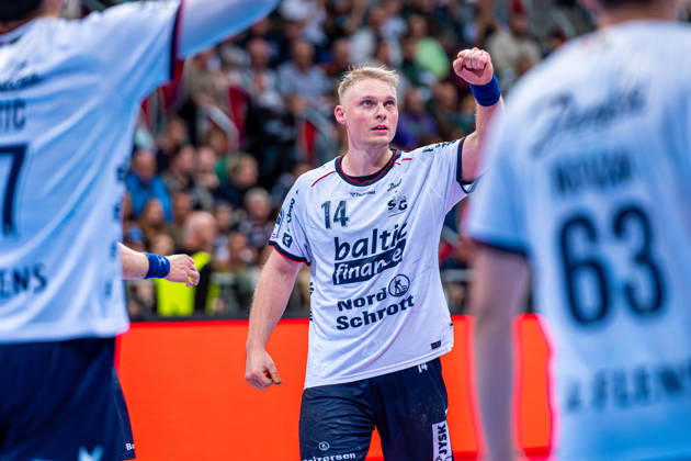 Emil Bergholt of SG Flensburg Handewitt, No. 14 from the left, TSV Hannover Burgdorf (in green) vs. SG Flensburg Handewitt (in blue) on Matchday 8 of the 2026–2027 season in the Opel Handball Bundesliga on October 9, 2026, ZAG Arena Hannover, GER, Copyright: xJanxGuentherx xTSVxHannover-Burgdorfx