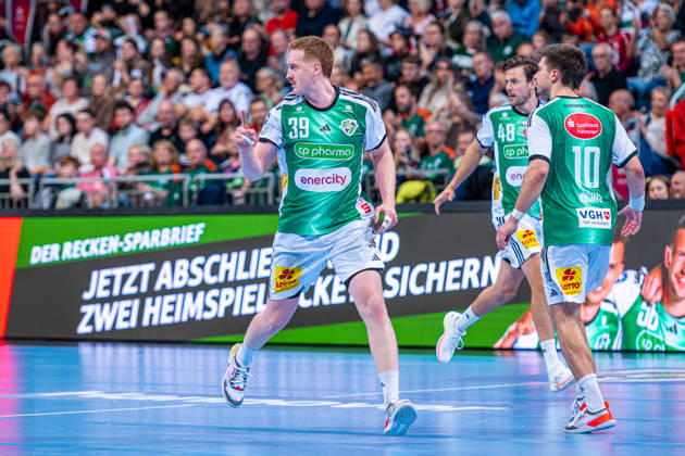 Lukas Stutzke of TSV Hannover Burgdorf, No. 39 (left), TSV Hannover Burgdorf (green) vs. SG Flensburg Handewitt (blue) on Matchday 8 of the 2026–2027 season in the Opel Handball Bundesliga on October 9, 2026, ZAG Arena Hannover, GER, Copyright: xJanxGuentherx xTSVxHannover-Burgdorfx