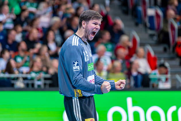 Simon Gade of TSV Hannover Burgdorf, No. 16 (left), TSV Hannover Burgdorf (green) vs. SG Flensburg Handewitt (blue) on Matchday 8 of the 2026–2027 season in the Opel Handball Bundesliga, October 9, 2026, at the ZAG Arena in Hannover, GER, Copyright: xJanxGuentherx xTSVxHannover-Burgdorfx