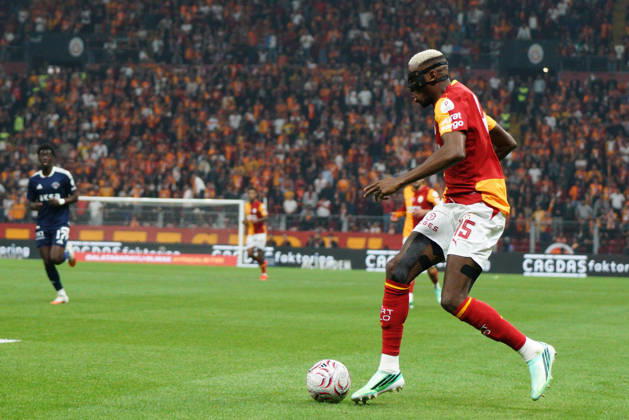 October 9, 2026, Sariyer, Istanbul, Turkey: Victor Osimhen (C) of Galatasaray controls the ball during the Turkish Super League 2026 27 match between Galatasaray and Kasimpasa at RAMS Park Stadium in Istanbul, Turkey, on October 9, 2026. Turkish Super League 2026 27 - Galatasaray Vs Kasimpasa - ZUMAu194 20261009_zip_u194_022 Copyright: xTolgaxUluturkx