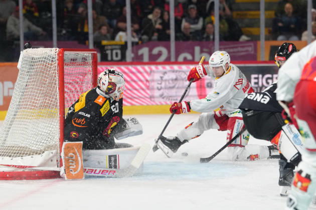 3014 Bern BE, Switzerland - October 09: Lias Andersson (24 EHCB) with a big chance against Goalkeeper Christof Von Burg (50 SCB) during the National League match between SC Bern and EHC Biel-Bienne at PostFinance Arena on October 09, 2026 in 3014 Bern BE, Switzerland. Copyright: xKjetilxWaberx xSPPx Sportspressphoto_SPR249647