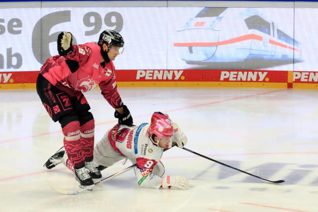 October 9, 2026, DEU, GER, Ice Hockey, Match Day, 2026–27 Season, Berlin, Eisbären Berlin vs. Grizzly Wolfsburg; Ty Ronning (Eisbären Berlin) 9, Tommy Pasanen (Grizzly Wolfsburg) 16; nordphoto GmbH; Engler; City; Uber Arena; State; Country Copyright: xNordphotox xEnglerx