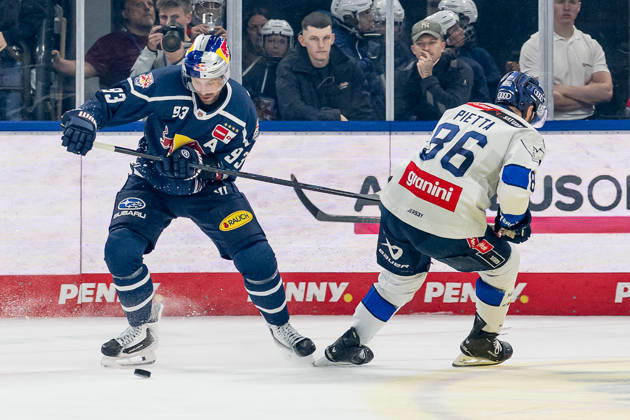 Battle for the Puck: Face-off between Maximilian Kastner (EHC Red Bull Munich, 93) and Daniel Pietta (ERC Ingolstadt, 86 GER), EHC Red Bull Munich vs. ERC Ingolstadt, DEL, 2026–2027 season, Matchday 7, October 9, 2026 Photo: HMB Media, Franz Feiner Copyright: HMBxMedia FranzxFeiner