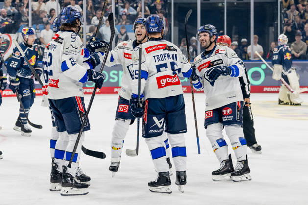 The Ingolstadt fans celebrate with Sam Ruopp ERC Ingolstadt, 02, on his second goal, making the score 0–4 GER, EHC Red Bull Munich vs. ERC Ingolstadt, DEL, 2026–2027 season, Matchday 7, October 9, 2026. Photo: HMB Media, Franz Feiner Copyright: HMBxMedia FranzxFeiner