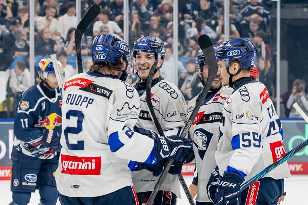 The Ingolstadt fans celebrate with Sam Ruopp ERC Ingolstadt, 02, on his second goal, making the score 0–4 GER, EHC Red Bull Munich vs. ERC Ingolstadt, DEL, 2026–2027 season, Matchday 7, October 9, 2026. Photo: HMB Media, Franz Feiner Copyright: HMBxMedia FranzxFeiner