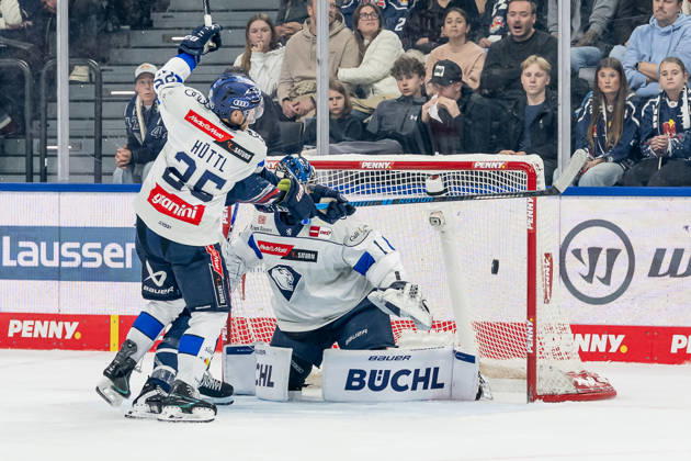 Veit Oswald, EHC Red Bull Munich, 27, misses against Leon Huettl, ERC Ingolstadt, 25, and Jonas Stettmer, goaltender, ERC Ingolstadt, 01 GER, EHC Red Bull Munich vs. ERC Ingolstadt, DEL, 2026–2027 season, Matchday 7, October 9, 2026. Photo: HMB Media, Franz Feiner Copyright: HMBxMedia FranzxFeiner