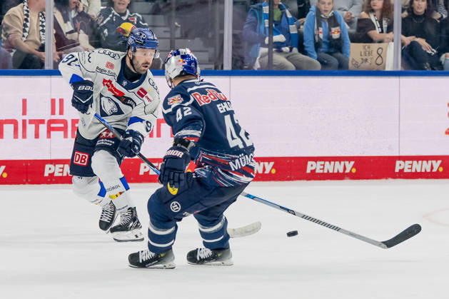 Battle for the Puck: Face-off between Riley Sheen (ERC Ingolstadt, 91) and Yasin Ehliz (EHC Red Bull Munich, 42, GER), EHC Red Bull Munich vs. ERC Ingolstadt, DEL, 2026–2027 season, Matchday 7, October 9, 2026 Photo: HMB Media, Franz Feiner Copyright: HMBxMedia FranzxFeiner