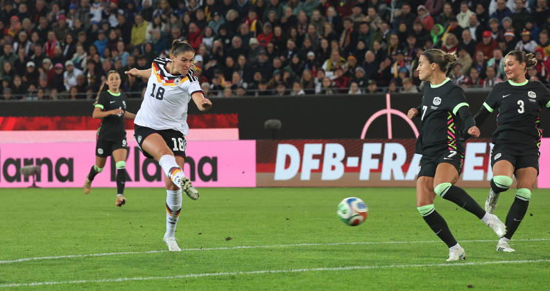 Karlsruhe, Women s International Soccer Match: Germany vs. Australia, Goal to make it 2-0, on the left: goal scorer Melissa Kössler (GER)