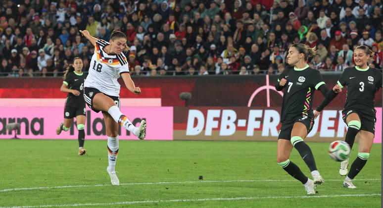 Karlsruhe, Women s International Soccer Match: Germany vs. Australia, Goal to make it 2-0, on the left: goal scorer Melissa Kössler (GER)