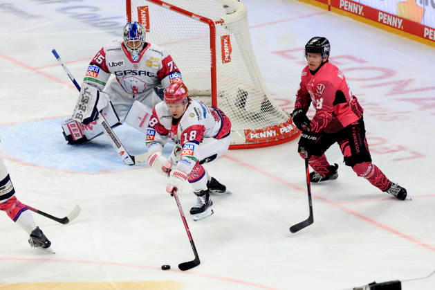 October 9, 2026, DEU, GER, Ice Hockey, Match Day, 2026–27 Season, Berlin, Eisbären Berlin vs. Grizzly Wolfsburg Jonas Neffin, Eisbären Berlin 75, Jonas Mueller, Eisbären Berlin 18, Ross Mauermann, Grizzly Wolfsburg 28, nordphoto GmbH, Engler, City, Uber Arena, State, Country Copyright: xNordphotox xEnglerx