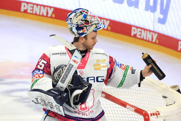 October 9, 2026, DEU, GER, Ice Hockey, Match Day, 2026–27 Season, Berlin, Eisbären Berlin vs. Grizzly Wolfsburg, Jonas Neffin, Eisbären Berlin 75, Cutout, Helmet Up, Water Bottle, nordphoto GmbH, Engler, City, Über Arena, Federal State, Country Copyright: xNordphotox xEnglerx