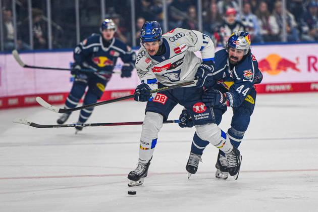October 9, 2026, Munich, Germany PENNY DEL, German Ice Hockey League, 2026–27 season, Matchday 7: EHC Red Bull Munich vs. ERC Ingolstadt at SAP Garden in Munich. Abbott Girduckis of ERC Ingolstadt in a one-on-one battle, a duel, and a fight for the puck with Trevor Carrick of EHC Red Bull Munich