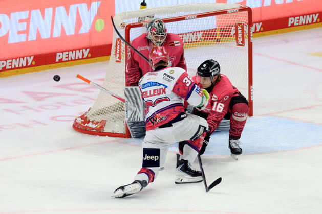 October 9, 2026, DEU, GER, Ice Hockey, Match Day, 2026–27 Season, Berlin, Eisbären Berlin vs. Grizzly Wolfsburg Yannick Veilleux, Eisbären Berlin 38, Dustin Strahlmeier, Grizzly Wolfsburg 1, Tommy Pasanen, Grizzly Wolfsburg 16 nordphoto GmbH Engler City About Arena State Country Copyright: xNordphotox xEnglerx