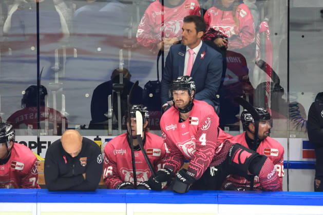 October 9, 2026, DEU, GER, Ice Hockey, Match Day, 2026–27 Season, Berlin, Eisbären Berlin vs. Grizzly Wolfsburg, Coach Tyler Haskins, Grizzly Wolfsburg, Wolfsburg bench, nordphoto GmbH, Engler, City, Uber Arena, State, Country Copyright: xNordphotox xEnglerx