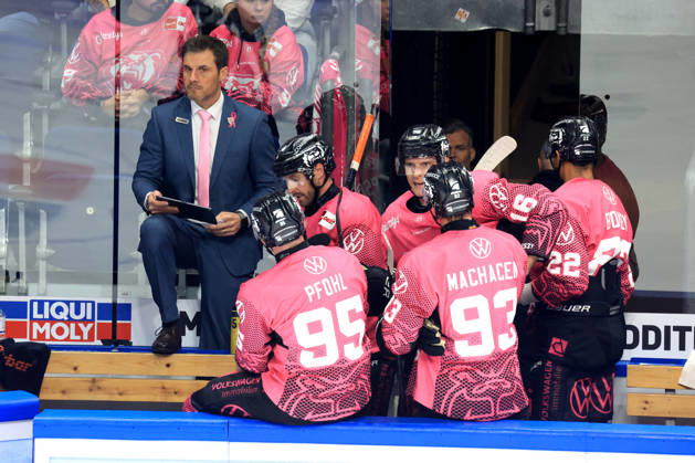 October 9, 2026, DEU, GER, Ice Hockey, Match Day, 2026–27 Season, Berlin, Eisbären Berlin vs. Grizzly Wolfsburg, Coach Tyler Haskins, Grizzly Wolfsburg, Wolfsburg bench, nordphoto GmbH, Engler, City, Uber Arena, State, Country Copyright: xNordphotox xEnglerx