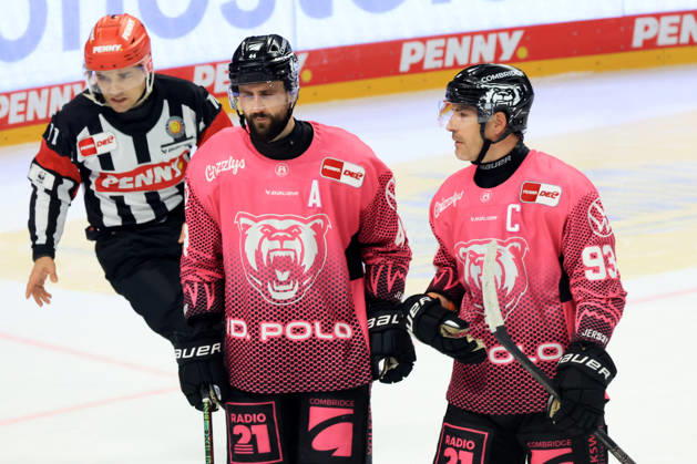 October 9, 2026, DEU, GER, Ice Hockey, Match Day, 2026–27 Season, Berlin, Eisbären Berlin vs. Grizzly Wolfsburg Julian Melchiori (Grizzly Wolfsburg 44), Spencer Machacek (Grizzly Wolfsburg 93), talking, discussing nordphoto GmbH Engler City About Arena State Country Copyright: xNordphotox xEnglerx