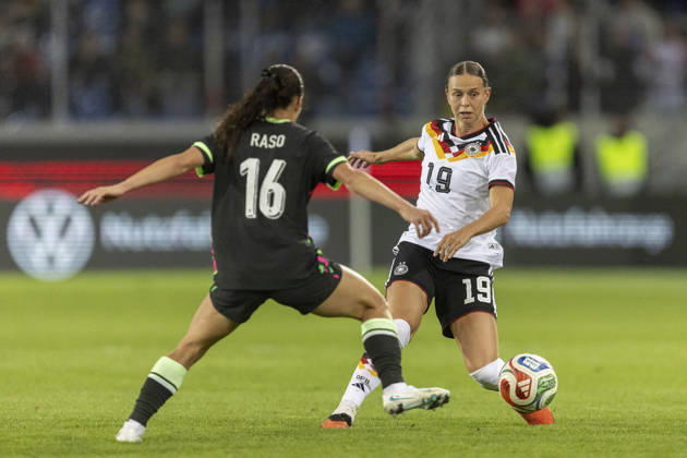 GER, Karlsruhe, football, womens football, International Friendly, Länderspiel, Nationalmannschaft Germany vs. Australia in the picture f.l.: Hayley Raso (Australia 16), Klara Buehl (Germany 19), tackle 09.10.2026, BBBank Wildpark Karlsruhe DFB REGULATIONS PROHIBIT ANY USE OF PHOTOGRAPHS AS IMAGE SEQUENCES AND OR QUASI-VIDEO, Karlsruhe BBBank Wildpark Baden-Wuerttemberg Germany Copyright: xPaulxFritzx