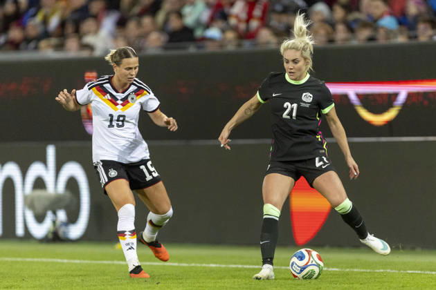 GER, Karlsruhe, football, womens football, International Friendly, Länderspiel, Nationalmannschaft Germany vs. Australia in the picture f.l.: Klara Buehl (Germany 19), Ellie Carpenter (Australia 21), tackle 09.10.2026, BBBank Wildpark Karlsruhe DFB REGULATIONS PROHIBIT ANY USE OF PHOTOGRAPHS AS IMAGE SEQUENCES AND OR QUASI-VIDEO, Karlsruhe BBBank Wildpark Baden-Wuerttemberg Germany Copyright: xPaulxFritzx