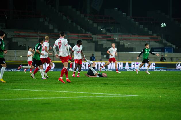 October 9, 2026, 3rd Division, Matchday 8, SC Preußen Münster vs. Rot-Weiss Essen at the LVM Preußenstadion; Torge Paetow of Münster falls to the ground during a header duel. IMPORTANT NOTICE: In accordance with DFB and DFL regulations, it is prohibited to use or allow the use of photographs taken in the stadium and or during the game in the form of sequential images and or video-like photo series Copyright: xJordyxFourgonx
