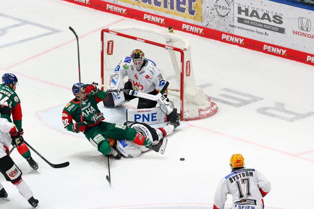 One-on-one, action, featuring Philipp Krauss (No. 20, Augsburg Panthers) and goaltender Kristers Gudlevskis (No. 30, Fischtown Pinguins), Augsburger Panther vs. Fischtown Pinguins, Matchday 7, Ice Hockey, Penny DEL, Oct. 9, 2026, Augsburg, Bavaria, Germany Copyright: xkolbert-press ChristianxKolbertx