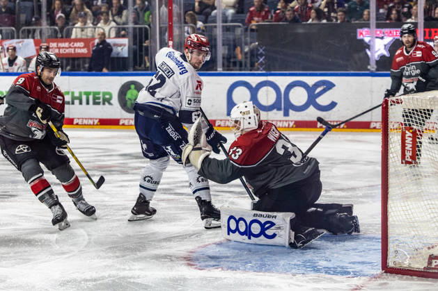 Thomas Schemitsch, Schwenninger Wild Wings, 62 vs. Nico Wien, Cologne Sharks, 33, Maximilian Kammerer, Cologne Sharks, 09 Cologne Sharks vs. Schwenninger Wild Wings, Ice Hockey, Penny DEL, Matchday 07, 2026–2027, October 9, 2026, Cologne Sharks vs. Schwenninger Wild Wings, Ice Hockey, Penny DEL, Matchday 07, 2026–2027, October 9, 2026, Cologne Copyright: xEibner-Pressefoto GerhardxWingenderx EP_GWR
