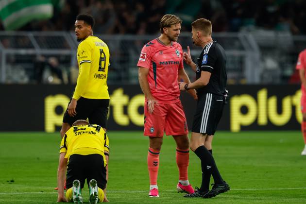 DORTMUND - Niclas Fullkrug of Werder Bremen in conversation with referee Robert Schroder during the Bundesliga match between Borussia Dortmund and SV Werder Bremen at Signal Iduna Park on October 9, 2026, in Dortmund, Germany. MARCEL TER BALS ANP Bundesliga 2026 27 xVIxANPxSportx xMarcelxterxBalsxIVx 571962448 originalFilename: 571962448
