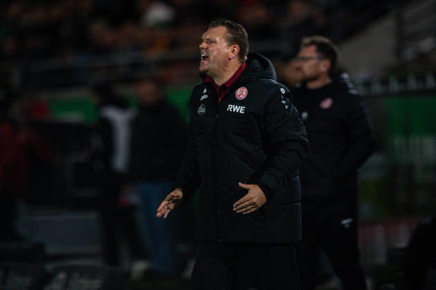 October 9, 2026, 3rd Division, Matchday 8, SC Preußen Münster vs. Rot Weiss Essen at the LVM Preußenstadion; Uwe Koschinat (Essen) gives instructions. IMPORTANT NOTICE: In accordance with DFB and DFL regulations, it is prohibited to use or allow the use of photographs taken in the stadium and or during the game in the form of sequential images and or video-like photo series Copyright: xJordyxFourgonx