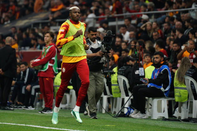 October 9, 2026, Sariyer, Istanbul, Turkey: Victor Osimhen (C) of Galatasaray warms up during the Turkish Super League 2026 27 match between Galatasaray and Kasimpasa at RAMS Park Stadium in Istanbul, Turkey, on October 9, 2026. Sariyer Turkey - ZUMAu194 20261009_zip_u194_020 Copyright: xTolgaxUluturkx