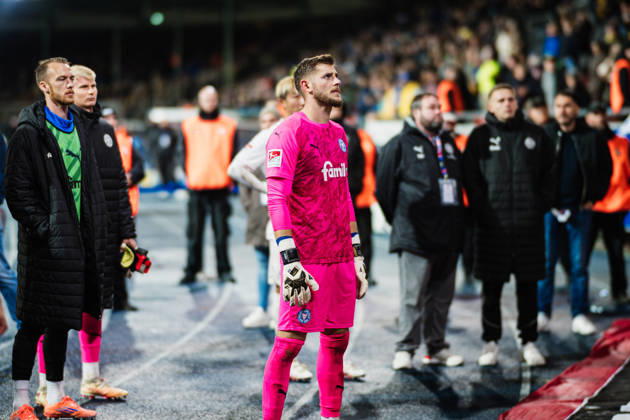 2. Bundesliga: Eintracht Braunschweig vs. Holstein Kiel, October 9, 2026; Timon Weiner, Holstein Kiel, 1, stands in front of the fans; Soccer, 2. Bundesliga, Matchday 7: Eintracht Braunschweig vs. Holstein Kiel on October 9, 2026, at Eintracht Stadium, Braunschweig DFL regulations prohibit any use of photographs as image sequences and or quasi-video Copyright: xBEAUTIFULxSPORTS Tonhäuserx