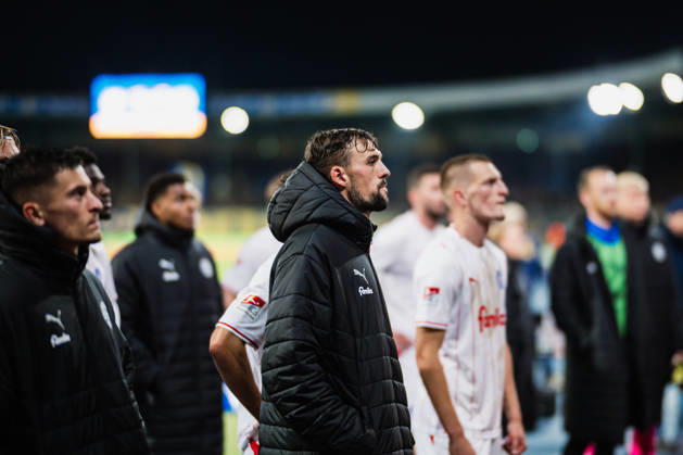 2. Bundesliga: Eintracht Braunschweig vs. Holstein Kiel, October 9, 2026 Jonas Meffert Holstein Kiel, 28, stands in front of the fans Soccer, 2. Bundesliga, Matchday 7 Eintracht Braunschweig vs. Holstein Kiel on October 9, 2026, at Eintracht Stadium, Braunschweig DFL regulations prohibit any use of photographs as image sequences and or quasi-video Copyright: xBEAUTIFULxSPORTS Tonhäuserx