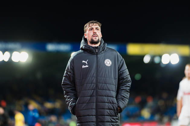 2. Bundesliga: Eintracht Braunschweig vs. Holstein Kiel, October 9, 2026: Jonas Meffert (Holstein Kiel, age 28) heads toward the away fans. Soccer, 2. Bundesliga, Matchday 7: Eintracht Braunschweig vs. Holstein Kiel on October 9, 2026, at Eintracht Stadium, Braunschweig DFL REGULATIONS PROHIBIT ANY USE OF PHOTOGRAPHS AS IMAGE SEQUENCES AND OR QUASI-VIDEO Copyright: xBEAUTIFULxSPORTS Tonhäuserx