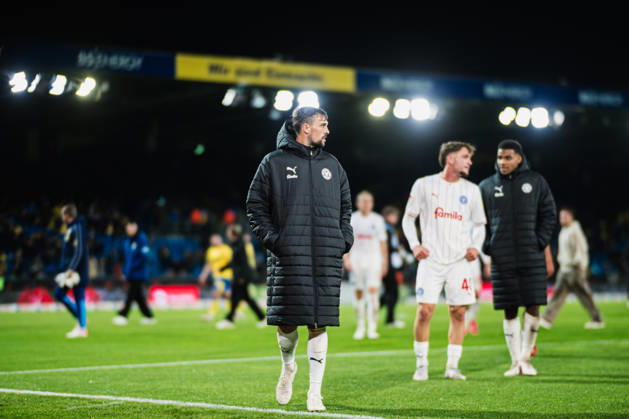 2. Bundesliga: Eintracht Braunschweig vs. Holstein Kiel, October 9, 2026: Jonas Meffert (Holstein Kiel, age 28) heads toward the away fans. Soccer, 2. Bundesliga, Matchday 7: Eintracht Braunschweig vs. Holstein Kiel on October 9, 2026, at Eintracht Stadium, Braunschweig DFL REGULATIONS PROHIBIT ANY USE OF PHOTOGRAPHS AS IMAGE SEQUENCES AND OR QUASI-VIDEO Copyright: xBEAUTIFULxSPORTS Tonhäuserx