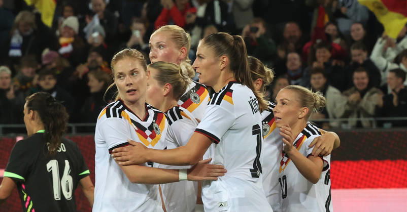 Karlsruhe, Women s International Soccer Match: Germany vs. Australia, Germany Celebrates, from left: Sjoeke Nüsken, Melissa Kössler