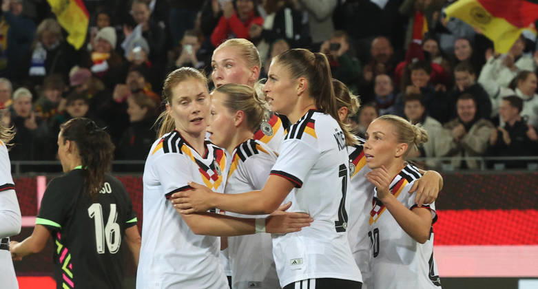 Karlsruhe, Women s International Soccer Match: Germany vs. Australia, Germany Celebrates, from left: Sjoeke Nüsken, Melissa Kössler