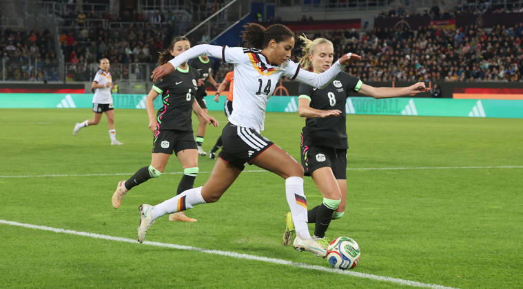 Karlsruhe, Women s International Soccer Match: Germany vs. Australia; from left: Cora Zicai, Ger Kaitl