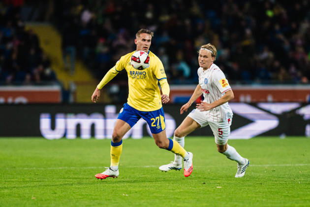 2. Bundesliga: Eintracht Braunschweig vs. Holstein Kiel, October 9, 2026; Jan Urbich (Eintracht Braunschweig), 27, Noah Madsen, Holstein Kiel, 5, soccer tackle, 2. Bundesliga, Matchday 7: Eintracht Braunschweig vs. Holstein Kiel on October 9, 2026, at Eintracht Stadium, Braunschweig. DFL regulations prohibit any use of photographs as image sequences and or quasi-video. Copyright: xBEAUTIFULxSPORTS Tonhäuserx