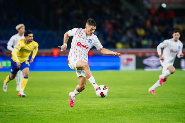 2. Bundesliga: Eintracht Braunschweig vs. Holstein Kiel, October 9, 2026; Adrian Kapralik, Holstein Kiel; 20 on the ball; soccer; 2. Bundesliga; Matchday 7: Eintracht Braunschweig vs. Holstein Kiel on October 9, 2026, at Eintracht Stadium, Braunschweig DFL regulations prohibit any use of photographs as image sequences and or quasi-video Copyright: xBEAUTIFULxSPORTS Tonhäuserx