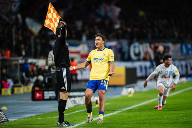 2. Bundesliga: Eintracht Braunschweig vs. Holstein Kiel, October 9, 2026: Max Marie of Eintracht Braunschweig, No. 15, argues with the linesman. Soccer, 2. Bundesliga, Matchday 7: Eintracht Braunschweig vs. Holstein Kiel on October 9, 2026, at Eintracht Stadium, Braunschweig DFL regulations prohibit any use of photographs as image sequences and or quasi-video Copyright: xBEAUTIFULxSPORTS Tonhäuserx