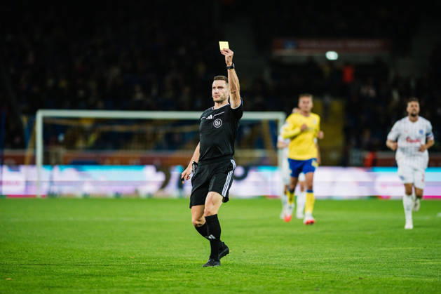 2. Bundesliga: Eintracht Braunschweig vs. Holstein Kiel, October 9, 2026—Referee Eric Dominic Weisbach shows a yellow card. Soccer, 2. Bundesliga, Matchday 7: Eintracht Braunschweig vs. Holstein Kiel on October 9, 2026, at Eintracht Stadium, Braunschweig DFL REGULATIONS PROHIBIT ANY USE OF PHOTOGRAPHS AS IMAGE SEQUENCES AND OR QUASI-VIDEO Copyright: xBEAUTIFULxSPORTS Tonhäuserx