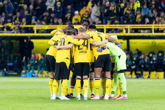 Dortmund, Germany October 9, 2026 Bundesliga 2026–2027 Matchday 5: Borussia Dortmund vs. SV Werder Bremen In the photo: Borussia Dortmund players form a team circle to show solidarity. DFL and DFB regulations prohibit any use of photographs as image sequences and or quasi-video. Signal Iduna Park, North Rhine-Westphalia Copyright: xFotostandx xZeisingx