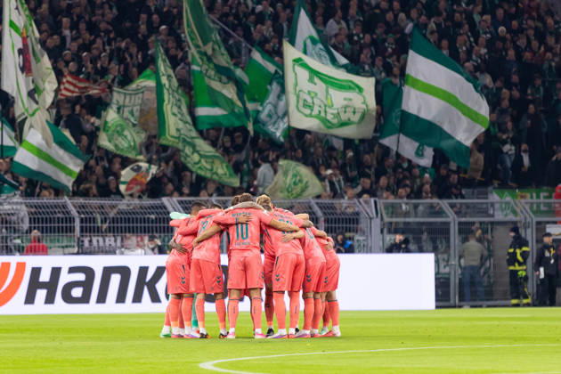 Dortmund, Germany October 9, 2026 Bundesliga 2026–2027 Matchday 5: Borussia Dortmund vs. SV Werder Bremen In the photo: The Werder Bremen players form a team circle to show solidarity. DFL and DFB regulations prohibit any use of photographs as image sequences and or quasi-video. Signal Iduna Park, North Rhine-WestPhalia Copyright: xFotostandx xZeisingx