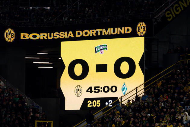 Dortmund, Germany October 9, 2026 Bundesliga 2026–2027 Matchday 5: Borussia Dortmund vs. SV Werder Bremen In the photo: The scoreboard and video screen displaying the halftime score: Borussia Dortmund 0–0 Werder Bremen. DFL and DFB regulations prohibit any use of photographs as image sequences and or quasi-video Signal Iduna Park, North Rhine-Westphalia Copyright: xFotostandx xZeisingx