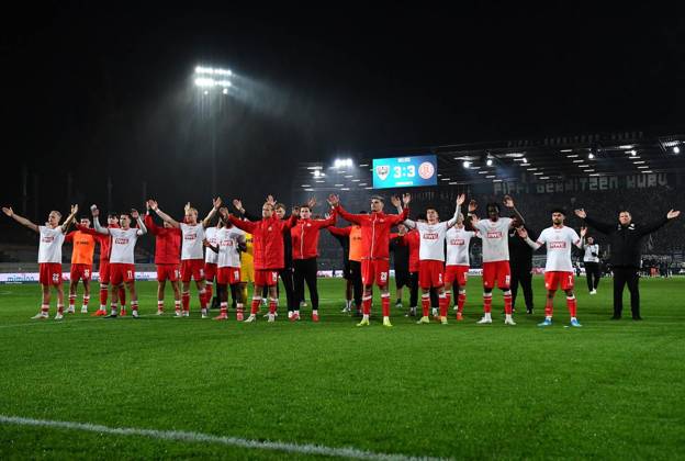 Preußen Münster vs. Rot Weiss Essen ** FOR EDITORIAL USE ONLY ** EDITORIAL USE ONLY ** p Soccer 3rd Division, Matchday 8: Preußen Münster vs. Rot-Weiss Essen on October 9, 2026, at the LVM Preußenstadion in Münster. The Essen players in front of the fans. Germany, North Rhine-Westphalia, Münster. Copyright ThorstenxTillmann Copyright: ThorstenxTillmann doc87yjjcunua814wi7xno6 ,EDITORIAL USE ONLY Copyright: ThorstenxTillmann