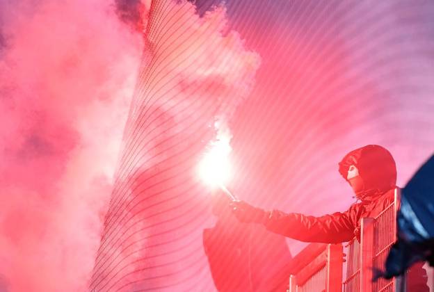 Preußen Münster vs. Rot Weiss Essen ** FOR EDITORIAL USE ONLY ** EDITORIAL USE ONLY ** p Soccer 3rd Division, Matchday 8: Preußen Münster vs. Rot-Weiss Essen on October 9, 2026, at the LVM Preußenstadion in Münster. Fan holding pyrotechnics. Germany, North Rhine-Westphalia, Münster. Copyright ThorstenxTillmann Copyright: ThorstenxTillmann doc87yjjbxj94o11un6r1u2w ,EDITORIAL USE ONLY Copyright: ThorstenxTillmann
