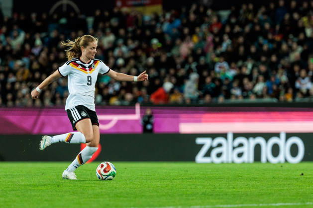 KARLSRUHE, GERMANY - OCTOBER 09: Sjoeke Nuesken (Nüsken, Germany, 9) controls the ball during the International Friendly, Länderspiel, Nationalmannschaft match between Germany vs. Australia at BBBank Wildpark on October 09, 2026 in Karlsruhe, Germany. Germany Copyright: xSteffiexWunderlx