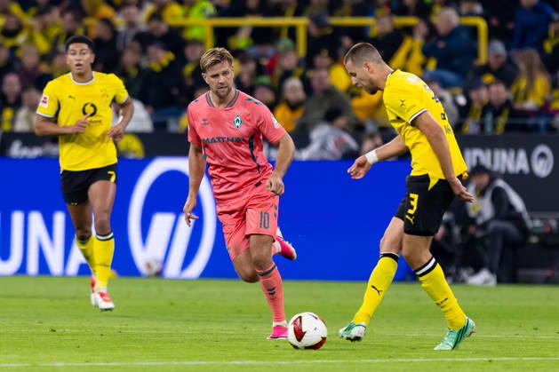 Dortmund, Germany October 9, 2026 Bundesliga 2026–2027 Matchday 5: Borussia Dortmund vs. SV Werder Bremen Pictured from left in a tackle: Niclas Füllkrug (SVW) and Waldemar Anton (BVB). DFL and DFB regulations prohibit any use of photographs as image sequences and or quasi-video at Signal Iduna Park, North Rhine-Westphalia Copyright: xFotostandx xZeisingx