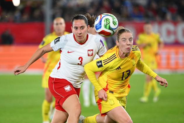 Belgium v Poland - FIFA Women s World Cup 2027 UEFA Qualifiers LEUVEN, BELGIUM - OCTOBER 09 : Wiktoria Zieniewicz of Poland fights for the ball with Dhont Elena forward of Belgium during the FIFA Women s World Cup 2027 UEFA European Qualifiers play-offs round 1 path 2 first leg match between Belgium and Poland on October 9, 2026 in Leuven, Belgium, 09 10 2026 Leuven Belgium  Copyright: xVincentxKalutx