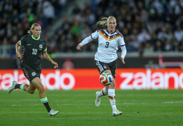 GER, Karlsruhe, Germany vs. Australia, FIFA, DFB, Soccer, 2026–2027 Season, BBBank Wildpark, Friendly Match: Pictured from left, Emily van Egmond (Australia, No. 10), Camilla Küver, Germany, Women’s National Team. DFB and DFL regulations prohibit any use of photographs as image sequences and or quasi-video. September 10, 2026 Copyright: HMBxMedia HendrikxHamelau